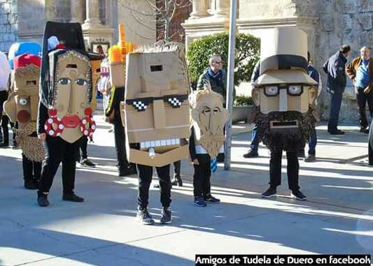 Projet de masques géants en carton